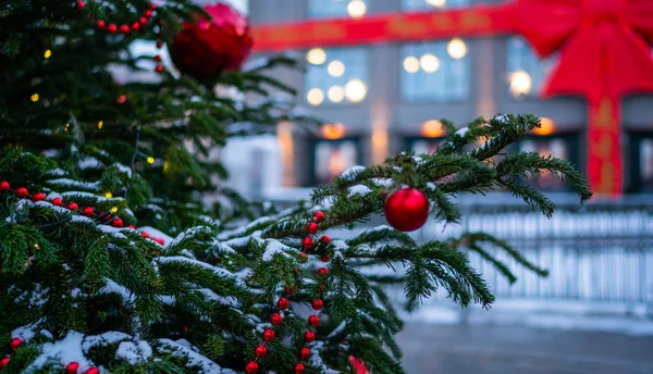 Primer Plano Bolas Rojas Colgando Árbol Navidad Decorado Efecto Filtro —  Fotos de Stock