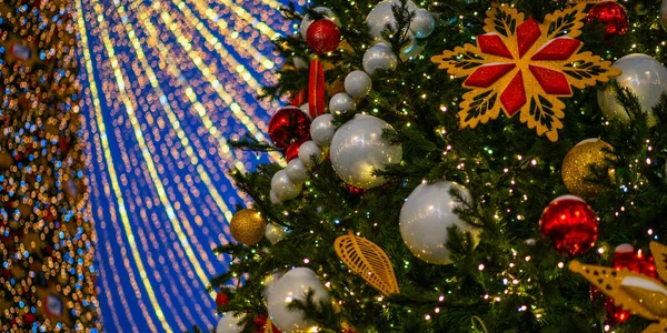 Arbre Noël Avec Des Décorations Lumineuses Extérieur Nuit Célébration Nouvel — Photo