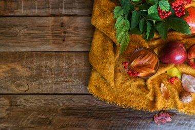 Sonbahar hasat kornucopiası. Günün taze başlangıcı için bir fincan sıcak elma çayı. Sonbahar mevsimi ılık içeceği. Ahşap arka planda boşluk kopyala. Tonlanmış görüntü. Üst görünüm, alanı kopyala.