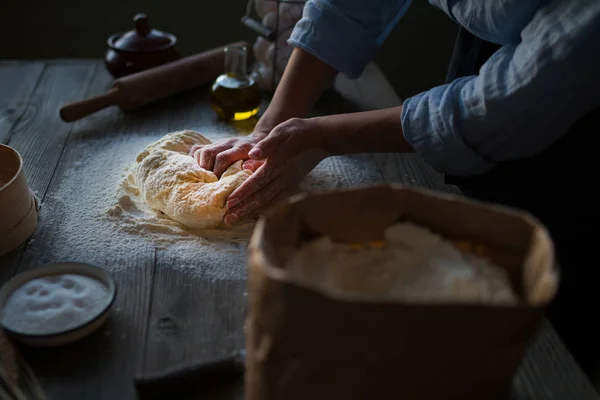 Händerna Knåda Degen För Pizza Göra Färsk Rådeg För Pizza — Stockfoto