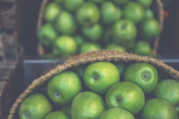 Biologisch Vers Landbouwproduct Boerenmarkt Rijp Biologische Appels Een Mand Vers — Stockfoto