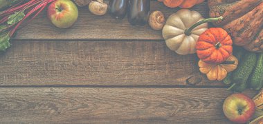 Kabak, mısır, arkaplanda yaprakları ve otları olan elmalar. Biyolojik ürün kavramı, biyolojik ekoloji, vejetaryen gıdası.