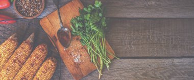 Füme kırmızı biber, kuru domates, tuz ve baharat ile ızgara tatlı mısır. Sonbahar vegan akşam yemeği veya atıştırmalık. Sağlıklı yiyecekler, organik, biyo sebzeler. Ev yapımı yemekler. Tonlu görüntü. Kopyalama alanı ile düz yatıyordu.