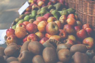 Taze sebze satışı mevsimlik çiftçi ürünleri. Sağlıklı yaşam için bol vitaminli sebzeler. Organik, tarım ürünleri. Taze, mevsimlik biçilmiş sebzeler. Biyolojik, sağlıklı yiyecekler..