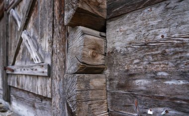 İsviçre Alpleri 'ndeki eski bir ahırın eski ahşap panjurları. Tahta ahşap duvar dokusu arkaplanı.