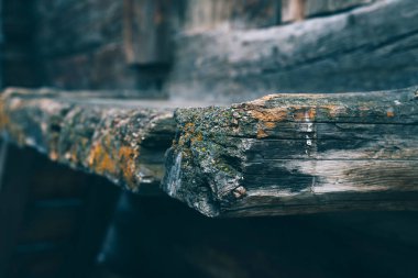 Yıpranmış eski ahşap doku arka planı. İsviçre Alpleri 'ndeki köy duvarındaki ahşap evin bir parçası. Ahırlar, dükkanlar, ahırlar ve eski evler. Tahta ahşap duvar dokusu arkaplanı.