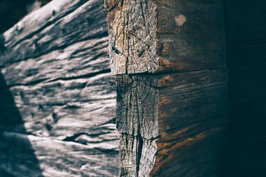 Yıpranmış eski ahşap doku arka planı. İsviçre Alpleri 'ndeki köy duvarındaki ahşap evin bir parçası. Ahırlar, dükkanlar, ahırlar ve eski evler. Tahta ahşap duvar dokusu arkaplanı.