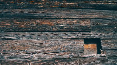 İsviçre Alpleri 'ndeki eski ahşap ahır yıpranmış. Ahşap ahşap duvar dokusu arka plan. Doğal arka plan olarak kullanılır. Klasik tonlu. Boş şablon.