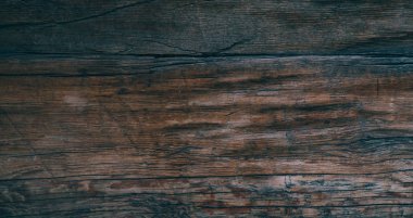 İsviçre Alpleri 'ndeki eski ahşap ahır yıpranmış. Ahşap ahşap duvar dokusu arka plan. Doğal arka plan olarak kullanılır. Klasik tonlu. Boş şablon.