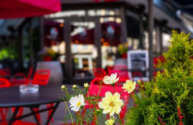 Fransa 'nın Chamonix köyünde eski bir kafe caddesi masaları olan rahat bir cadde. Mimari ve dönüm noktası. Sıcak şehir manzarası. Tipik cadde manzarası, Chamonix 'de kafe masaları..