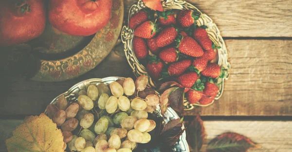 Vintage Bricka Med Höst Frukter Rustik Vin Tage Bord Uppifrån — Stockfoto