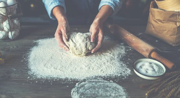 Тесто Хлеба Пиццы Деревянной Поверхности Естественным Освещением Руки Готовят Тесто — стоковое фото