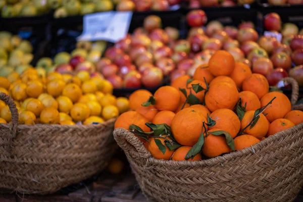 Nyers Bio Őszi Gazdák Piaci Kosár Nyers Friss Zöldségek Gyümölcsök — Stock Fotó