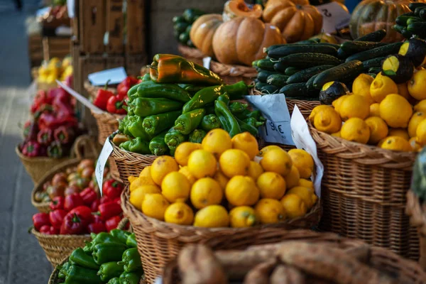 Овочі Стоять Традиційному Ринку Венеції Італія Органічна Сільськогосподарська Продукція Швидко — стокове фото