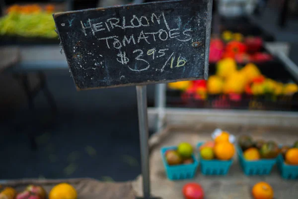 カウンターに有機野菜のバスケット 地元の農家市場で販売されている新鮮な有機農産物 有機農産物季節の収穫野菜 バイオ — ストック写真