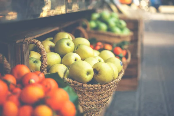 Färska Jordbrukare Saluför Frukt Och Grönsaker Med Kopieringsutrymme Ekologiska Höstgrönsaker — Stockfoto