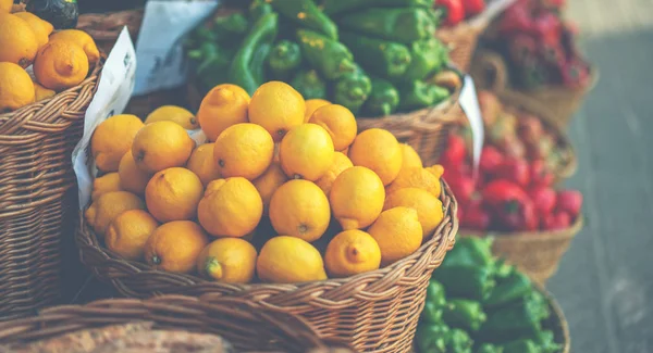 Trh Stánek Různými Organické Zeleniny Ovoce Organické Bio Zdravé Jídlo — Stock fotografie