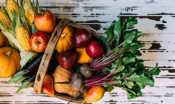 秋天健康的烹饪背景 感恩节晚餐的配料 胡萝卜 水果在老式篮子在木桌上 顶视图 — 图库照片