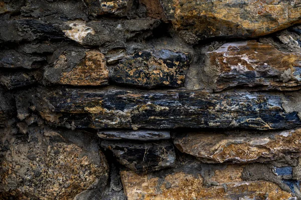 被古老的石墙磨成黑色的瑞士粉笔 天然石墙 纹理背景 — 图库照片