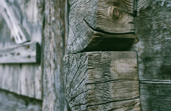 Ανεμοδαρμένα Ξύλινα Παραθυρόφυλλα Παλιό Παλιό Αχυρώνα Στις Ελβετικές Άλπεις Ξύλο — Φωτογραφία Αρχείου