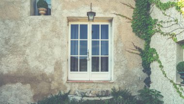 Arka planda sarmaşık olan eski taş duvar.