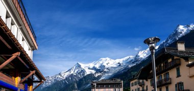 Chamonix Fransa Alpler nefes kesen sahne. Yaz aylarında Chamonix şehir merkezinde. Yaz güneşli bir günde güzel binalar. Nehir, çiçekler, rengarenk cepheler.