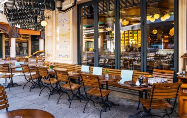 Fransa 'nın Chamonix köyünde eski bir kafe caddesi masaları olan rahat bir cadde. Mimari ve dönüm noktası. Sıcak şehir manzarası. Tipik cadde manzarası, Chamonix 'de kafe masaları..