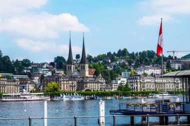 İsviçre. Lucerne Gölü ve Lucerne Gölü 'nün güzel tarihi şehir merkezi manzarası. Mavi gökyüzü güneşli bir günde. Lucerne Kantonu, İsviçre.