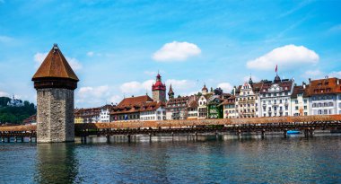 Lucerne 'nin ünlü Chapel Köprüsü ve Lucerne Gölü ile güzel tarihi şehir merkezi manzarası. Lucerne Kantonu, İsviçre.