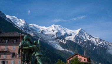 Chamonix yazın şehir merkezinde, Fransa. Alps dağlarındaki ünlü kayak merkezi. Yaz manzarası.