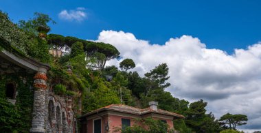 Santa Margherita Ligure 'deki Paraggi Körfezi' nin güzel doğal manzarası, Akdeniz kıyısında lüks deniz tatil beldesi Portofino, İtalya.