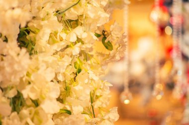 Noel arkaplanı. Parlak, şenlikli süslemeleri olan Noel ağacı. Kış tatillerinde sokak dekorasyonu.