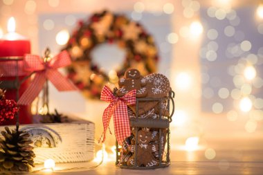 Noel ya da yeni yıl, kırsal beyaz masa süsleriyle dolu. Noel kurabiyeleri ve şenlikli süslemeler. Ev yapımı zencefilli ekmek. Kış dekorasyonu geçmişi. Metin için alanı kopyala.