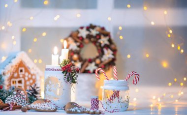 Arkasında ışık olan Noel süslemeleri güzel bulanık bir boken oluşturuyor. Noel ya da yeni yıl, kırsal beyaz masa süsleriyle dolu. Metin için alanı kopyala.