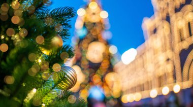 Şehir merkezindeki sokakta Noel Aydınlatma. Bulanık arka sokak, yılbaşı ışıklarıyla. Tatil kavramı.