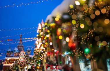 Kış tatillerinde sokak dekorasyonu. Parlak çelenk ışıkları. Büyüleyici bir atmosfer. Bulanık arka plan şehir sokağı Noel ışıklarıyla.