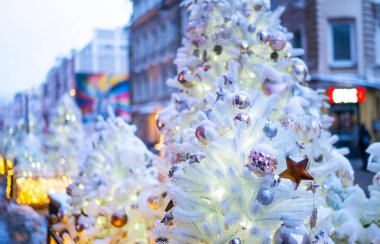 Noel süsleri dışarıda. Noel ışıkları.