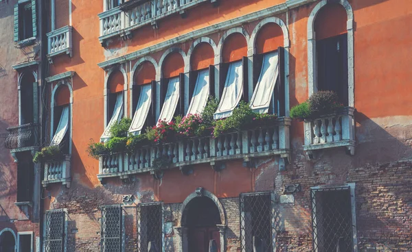 Ruas Edifícios Históricos Com Rua Gôndolas Veneza Itália — Fotografia de Stock