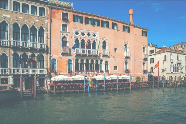 Bela Vista Canal Grande Com Bildings Históricos Fundo Gôndolas Dia — Fotografia de Stock