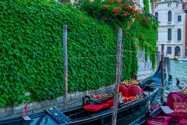 Canal Avec Deux Gondoles Venise Italie Architecture Monuments Carte Postale — Photo