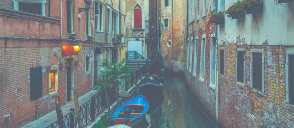 Vista Sobre Canal Com Barcos Fachadas Coloridas Antigas Casas Medievais — Fotografia de Stock