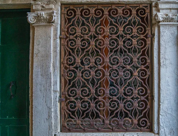 Venedik Talya Eski Bir Bina Paslı Dekoratif Parmaklıkları Olan Eski — Stok fotoğraf