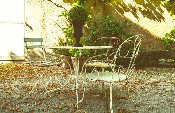 골동품 가구에 프랑스의 테이블 의자의 빈티지 스타일 — 스톡 사진