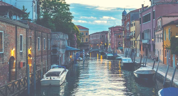 Vista Sobre Canal Com Barcos Fachadas Coloridas Antigas Casas Medievais — Fotografia de Stock