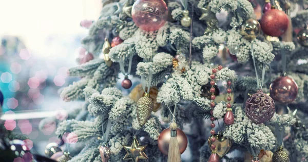 背景がぼやけてクリスマスツリーを飾る お祭り騒ぎだクリスマスと新年の休日の背景とともにコピースペースあなたのテキスト — ストック写真