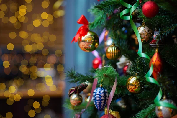 Geschmückter Weihnachtsbaum Auf Verschwommenem Hintergrund Festliche Lichter Weihnachts Und Neujahrsfeiertage — Stockfoto
