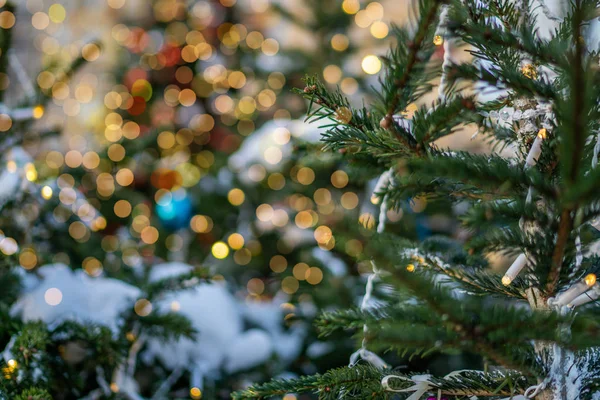 Διακοσμημένο Χριστουγεννιάτικο Δέντρο Θολή Φόντο Χριστουγεννιάτικο Φόντο Διακοπών Αντίγραφο Χώρο — Φωτογραφία Αρχείου