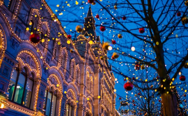 Luci Natale Sul Tronco Dell Albero Primo Piano Sfocato Sfondo — Foto Stock