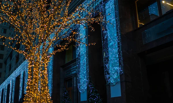 Iluminación Navidad Calle Del Centro Calle Borrosa Ciudad Fondo Con — Foto de Stock