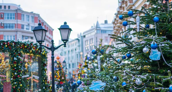 Kerstversiering Straat Wazige Achtergrond Straat Vakantie Concept — Stockfoto